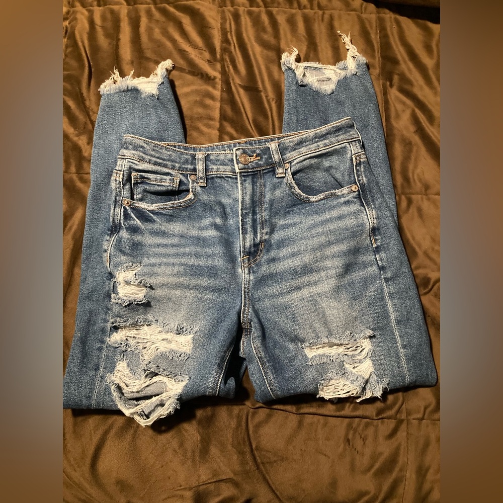 American Eagle brand, size 4s, stretch mom jean, distressed, cute and comfy